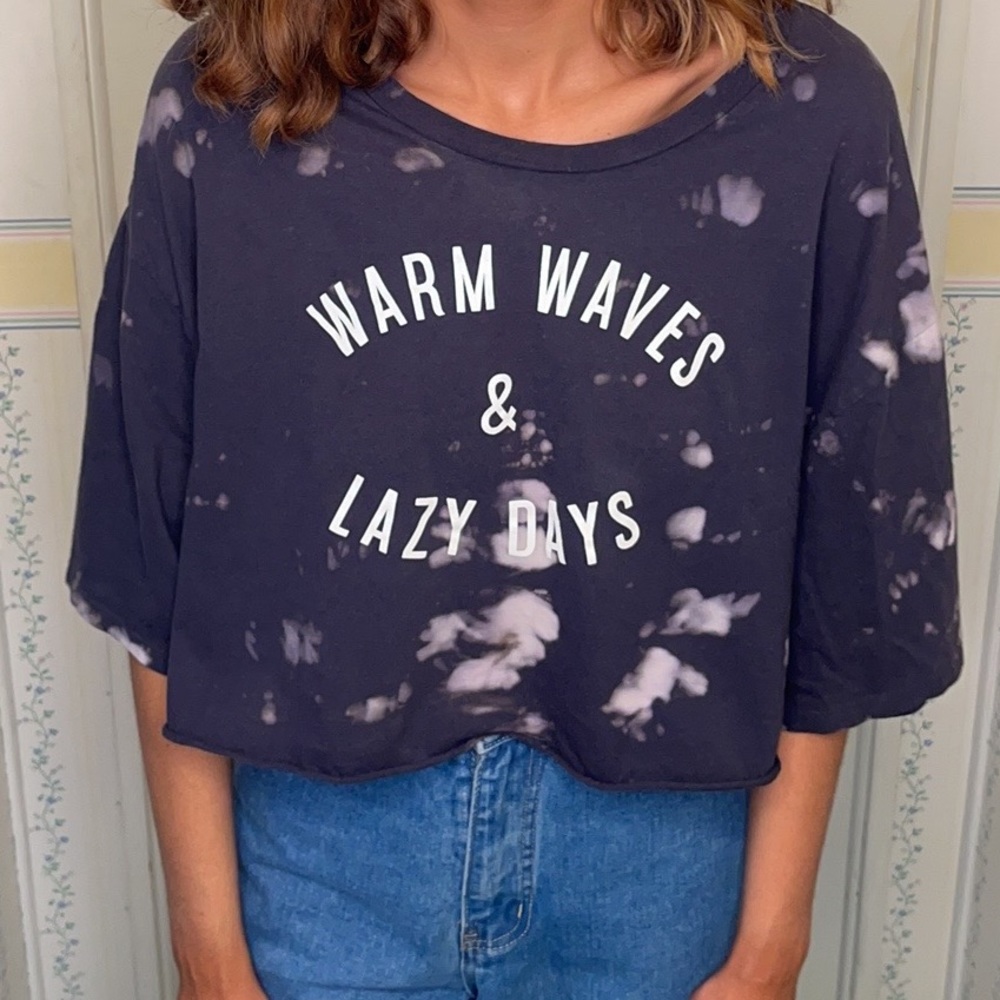 Loose fitting Billabong crop top that says Warm Waves & Lazy Days on the front.